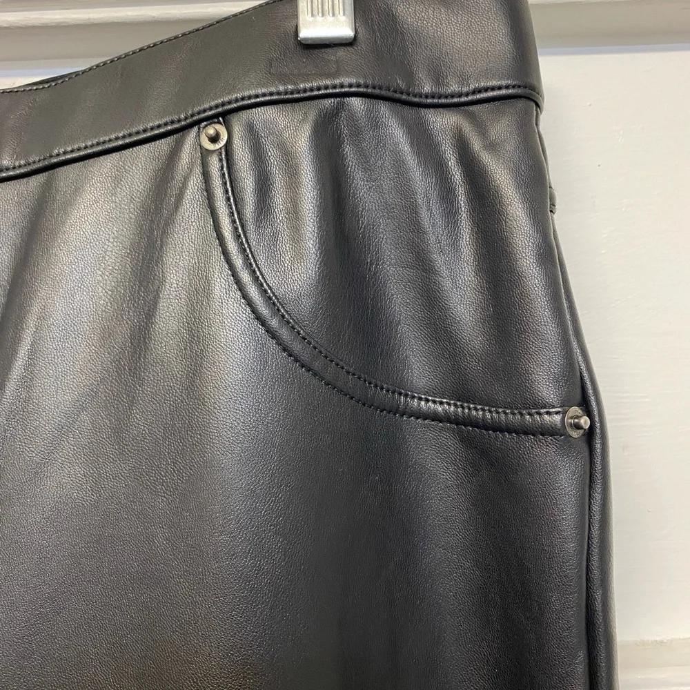 HUE Faux Leather Suede Lining Taper Leg Legging/Pant stretch pull on women’s L - Picture 7 of 13